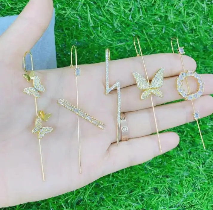 Женские серьги-подвески с кристаллами золотого цвета