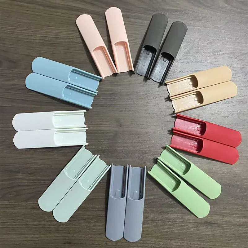 Стул для обеда Ins с длинной поддержкой ног и расширенными защитными аксессуарами, а также стол Tripp Trapp.