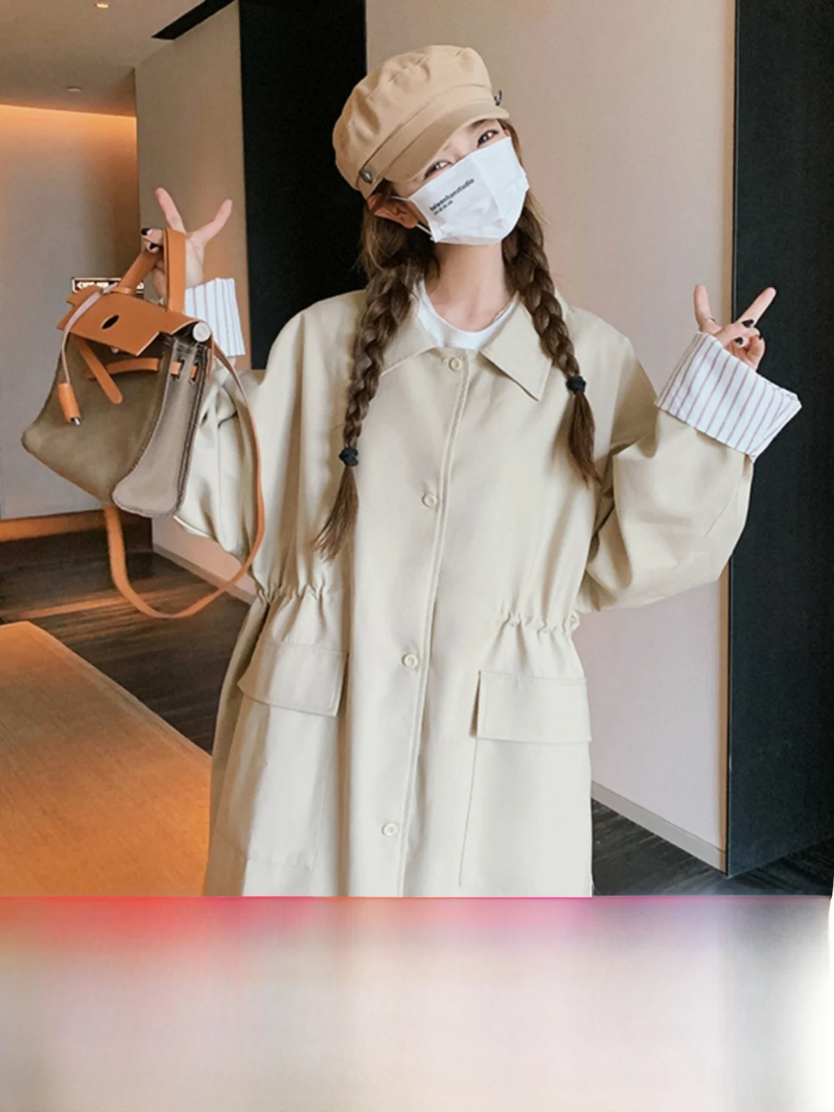 Популярный в этом году плащ цвета хаки. Верхняя одежда для женщин средней длины.