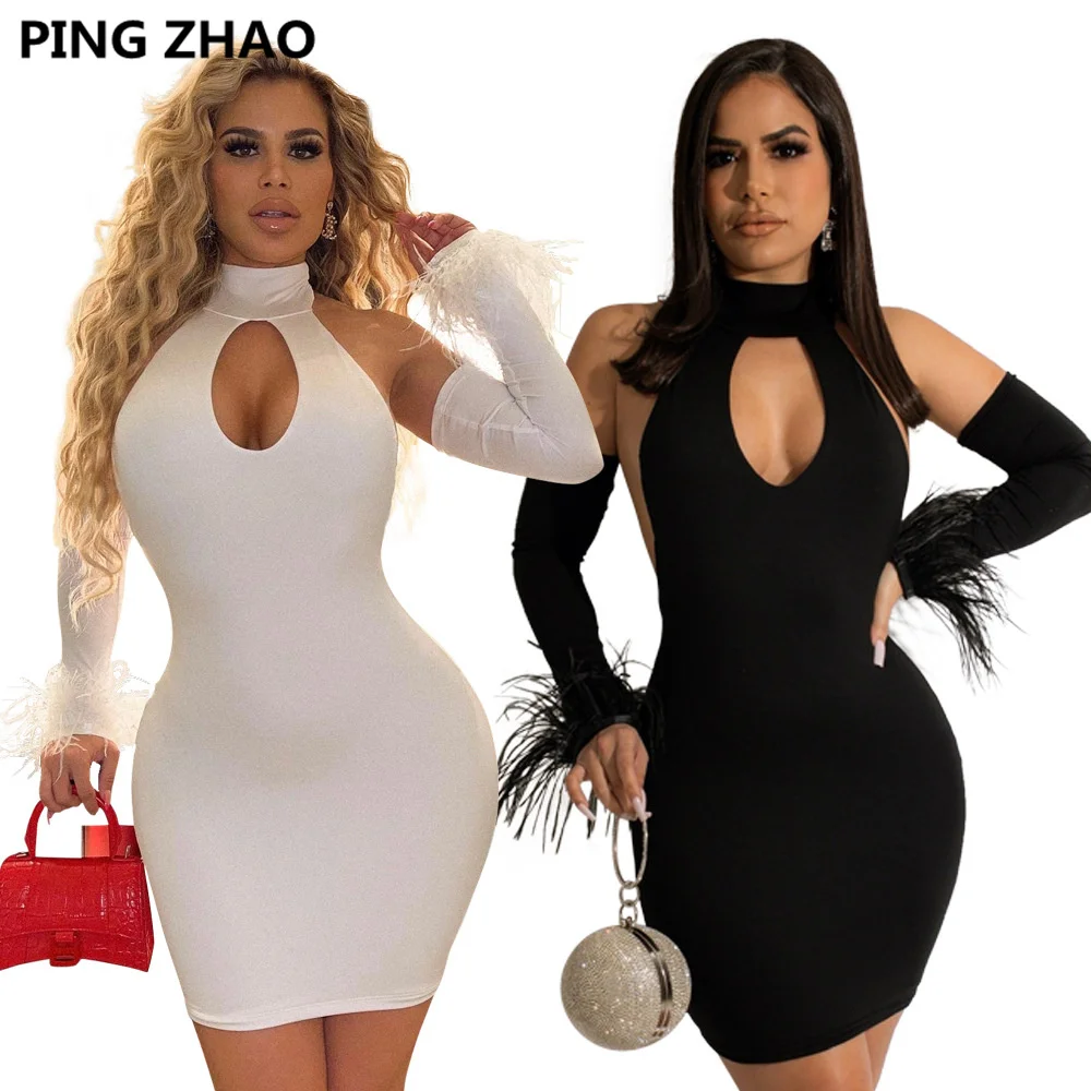 

Женское облегающее мини-платье с перьями, длинным рукавом и высоким воротом