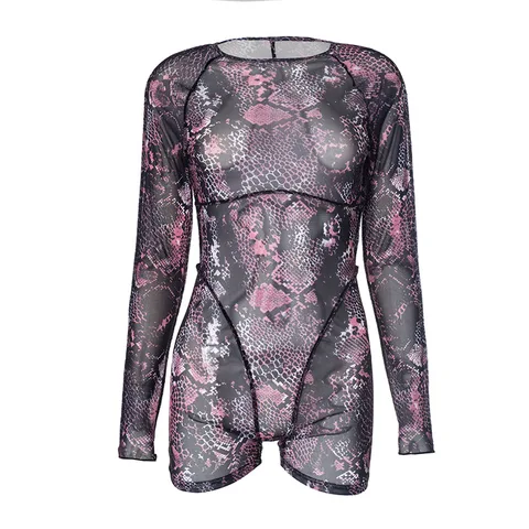 Жас және зәр шығарушы Дәлізде жалаңаш қыз