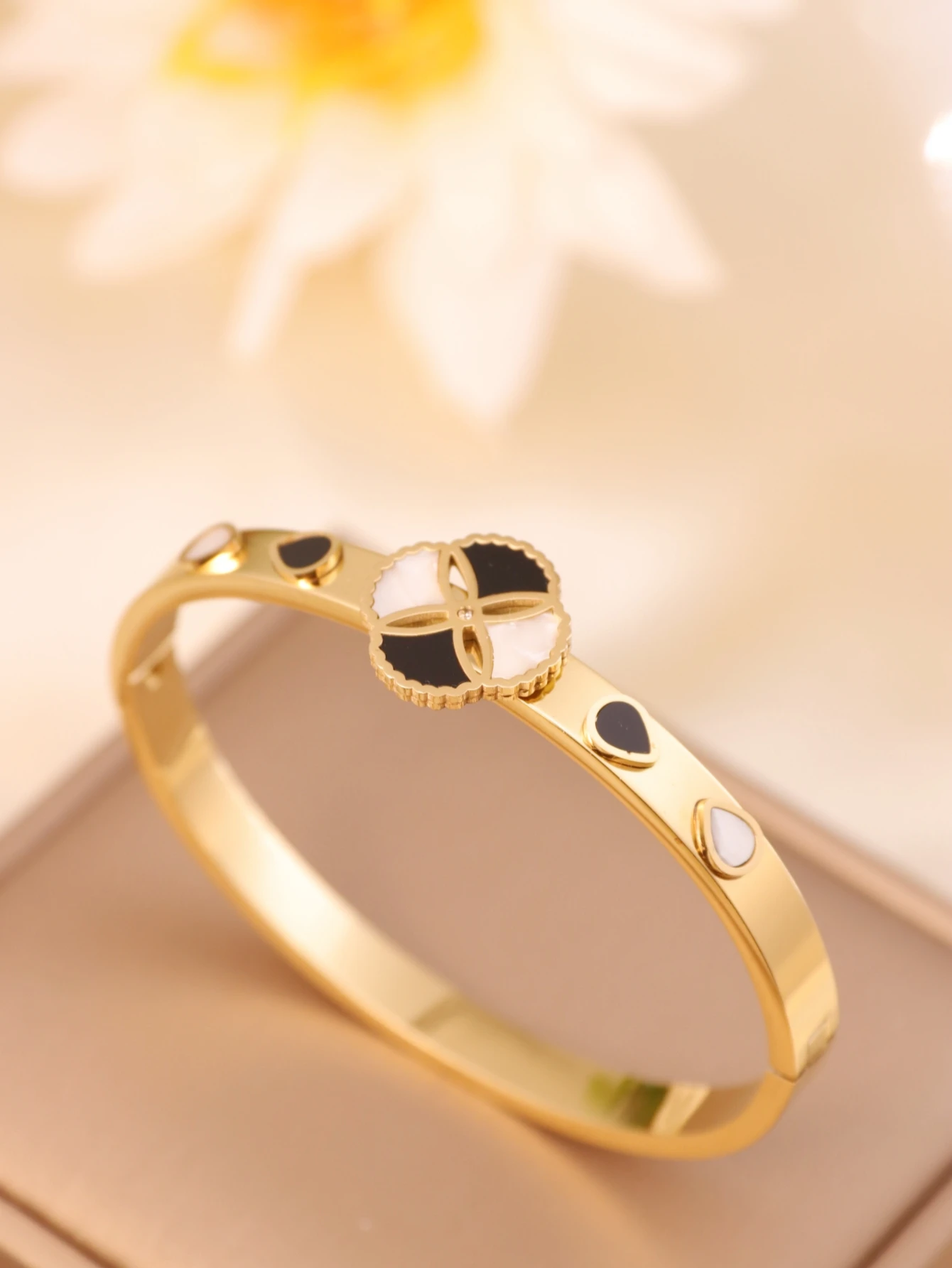 Модный женский браслет из титановой стали