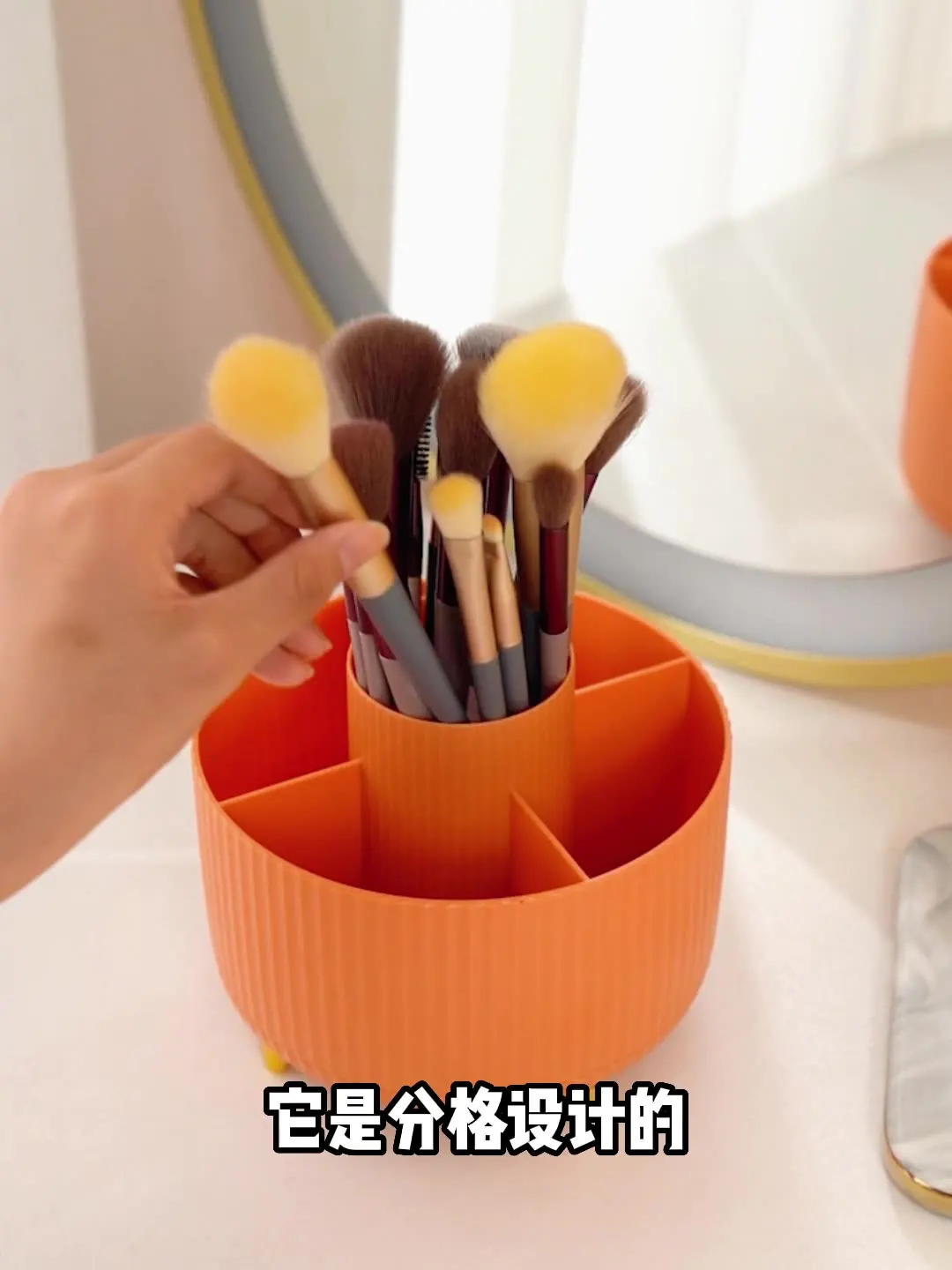 

Rotary Dust Proof Makeup Storage Box with Makeup Brush Storage Cylinder, The Ultimate Solution for Organizing and Protection Y