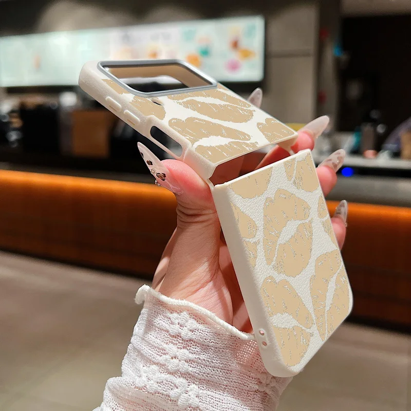 Чехол с желтыми губами и принтом для Samsung Galaxy Z Flip6 Flip5 Flip4 силиконовый складной