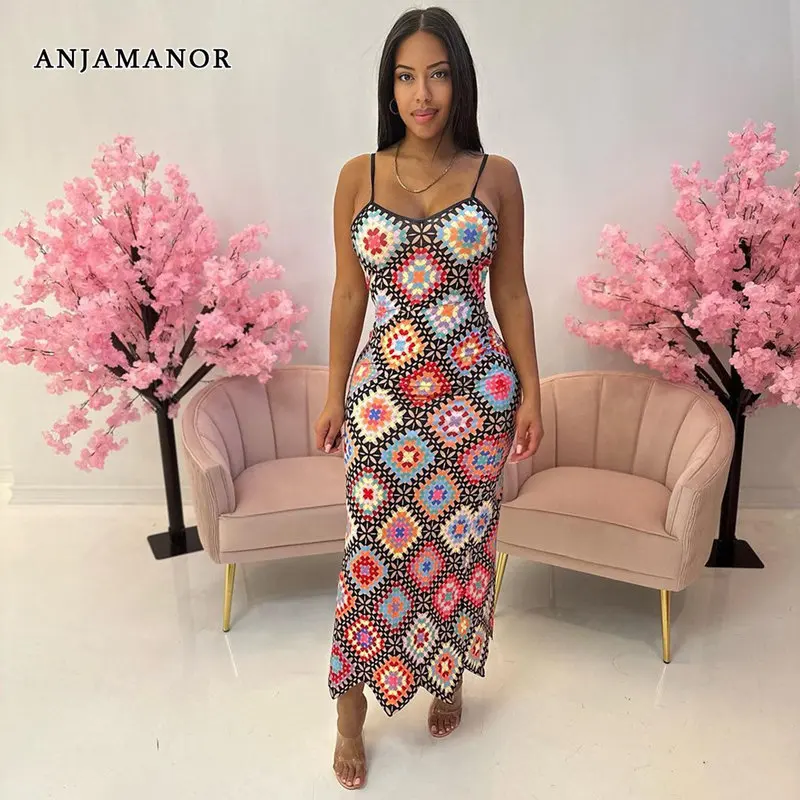 

Женское длинное платье-макси с открытой спиной и разноцветным принтом