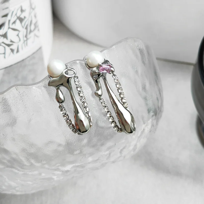 

Серьги-гвоздики с цепочкой и кисточками