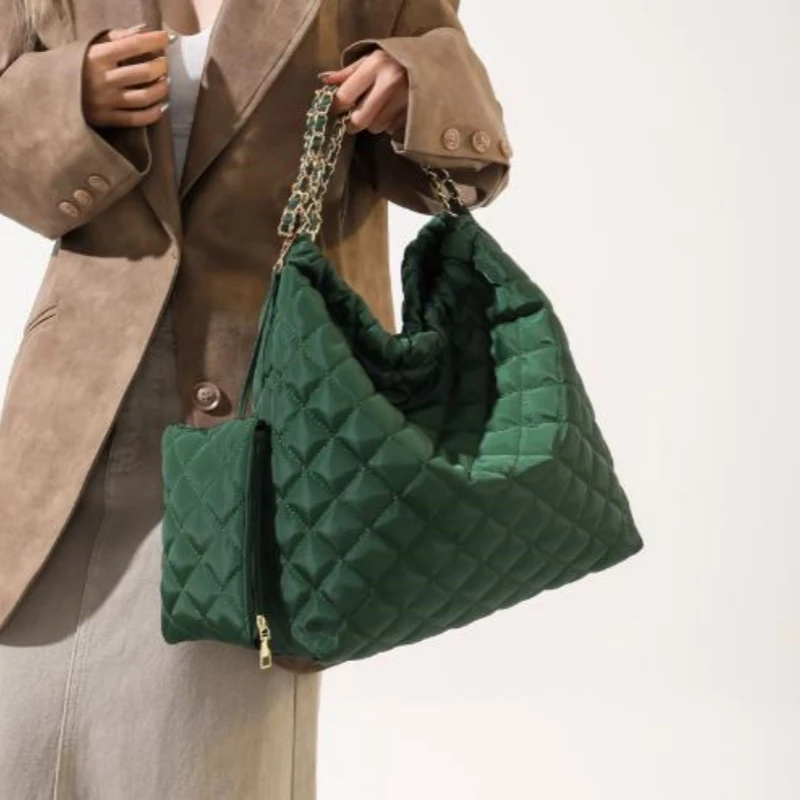 

2023 Autumn and Winter New Niche Versatile Diamond Chain One-Shoulder Korean Style Large Capacity Women’s Bucket Bag