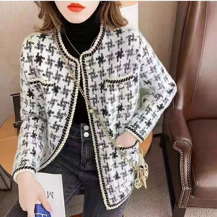 Женская короткая куртка из искусственного меха норки в клетку осенне-зимний