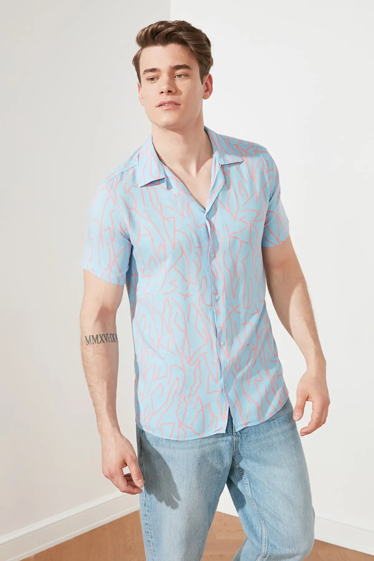 

Men's Regular Fit apas collar short sleeve draped geometric shirt TMNSS20GO0577