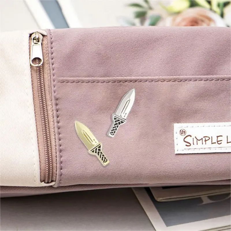 Эмалированная брошь в виде ножа