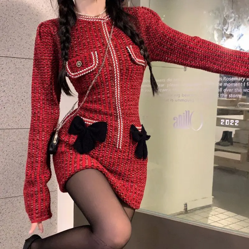 

Трикотажное женское мини-платье с длинным рукавом и круглым вырезом