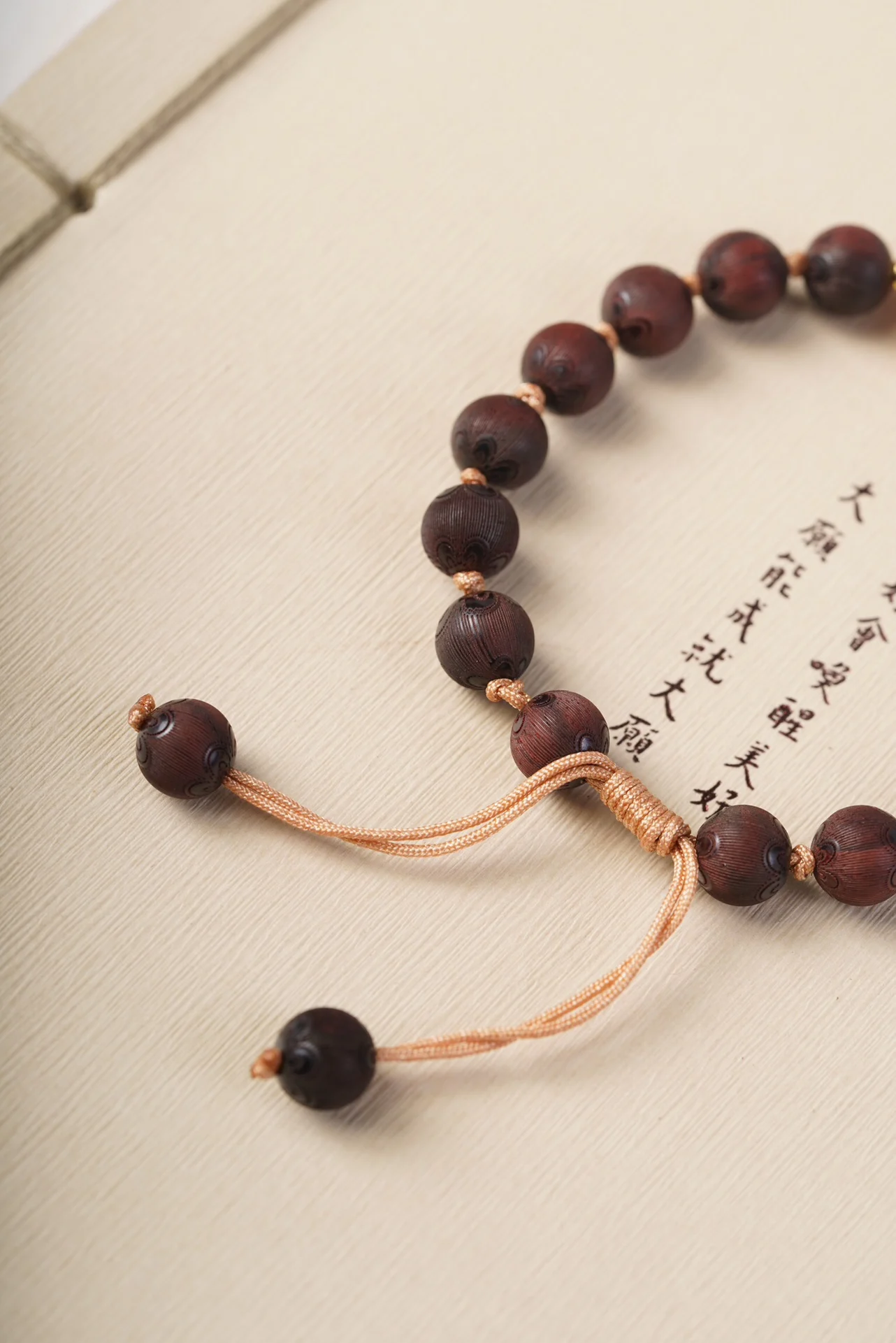 Браслет из палисандра с мелкими листьями кристалл клубники 0 8 древний простой