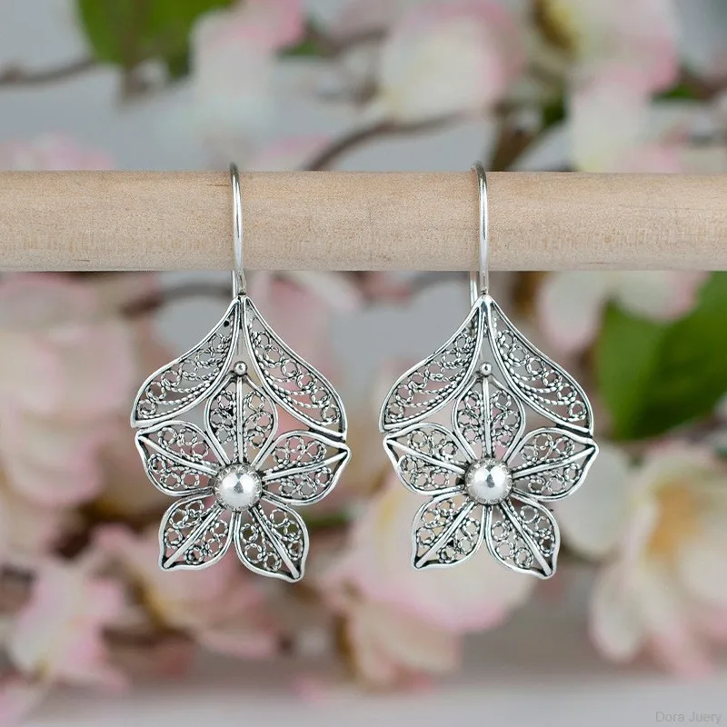 

2023 New Style Hollow-out Flower Pearl Celebrity Atmosphere Earrings Fashion Retro Leaves Hook Dangle Earrings for Women