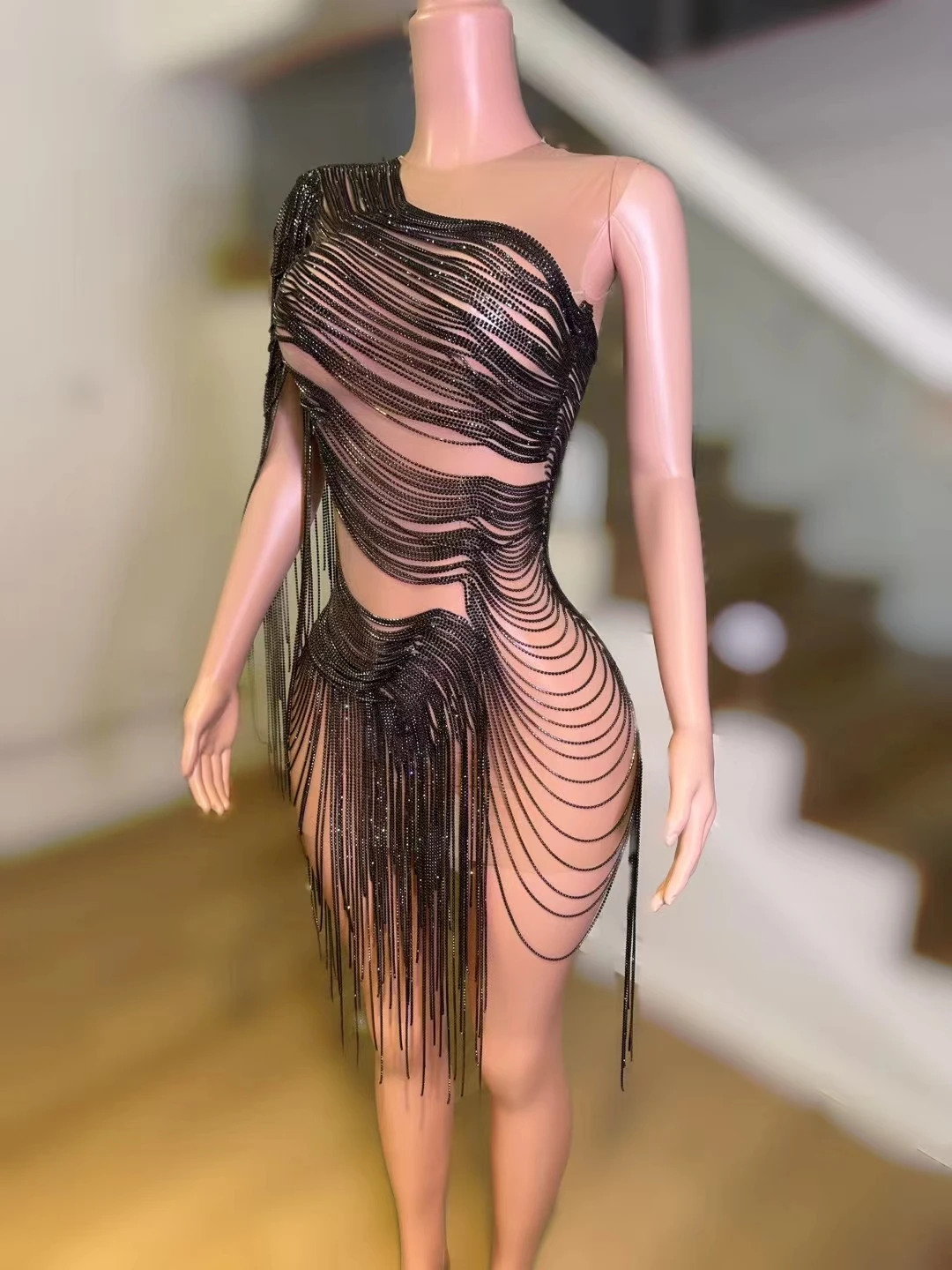 Роскошное вечернее платье с цепочками и кристаллами для празднования дня