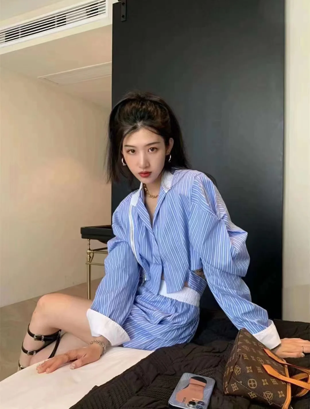 

Женский костюм из двух предметов, однобортная рубашка на бретельках с открытым поясом и эластичными шортами с высокой талией в Корейском стиле на осень 2023