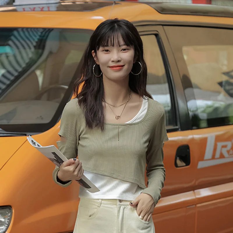 

Корейский модный женский укороченный топ в стиле пэчворк с длинным рукавом, футболки из двух частей с имитацией обманки, повседневная облегающая футболка в стиле пэчворк с вырезами