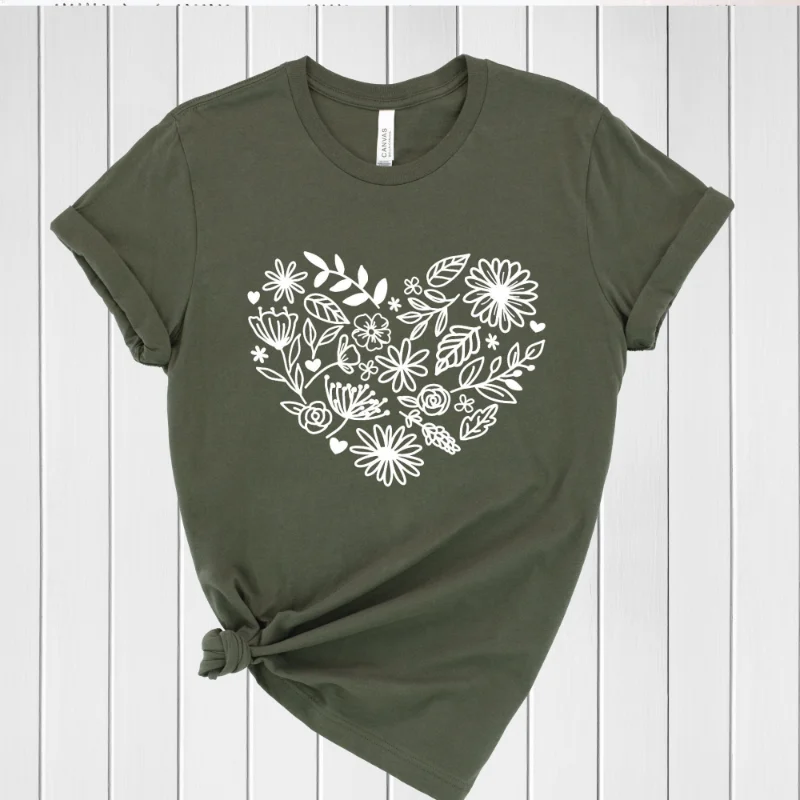 Женская футболка с изображением цветов и сердца