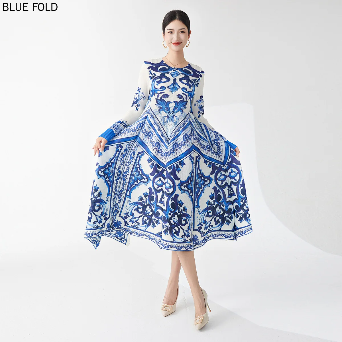 Женское свободное сине-белое фарфоровое платье рукав-труба облегающий крой