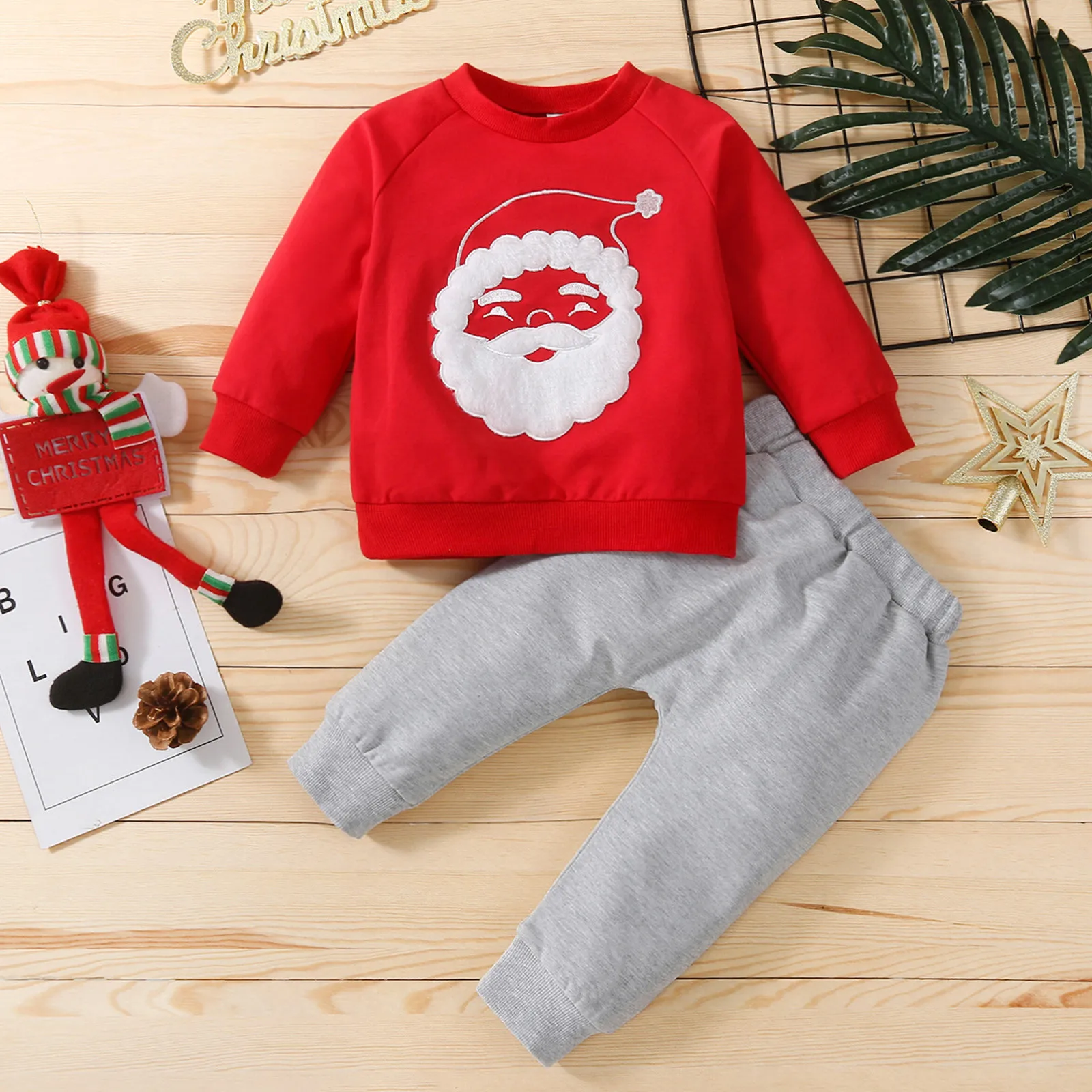 

Комплект детской одежды из топа с длинным рукавом и брюк