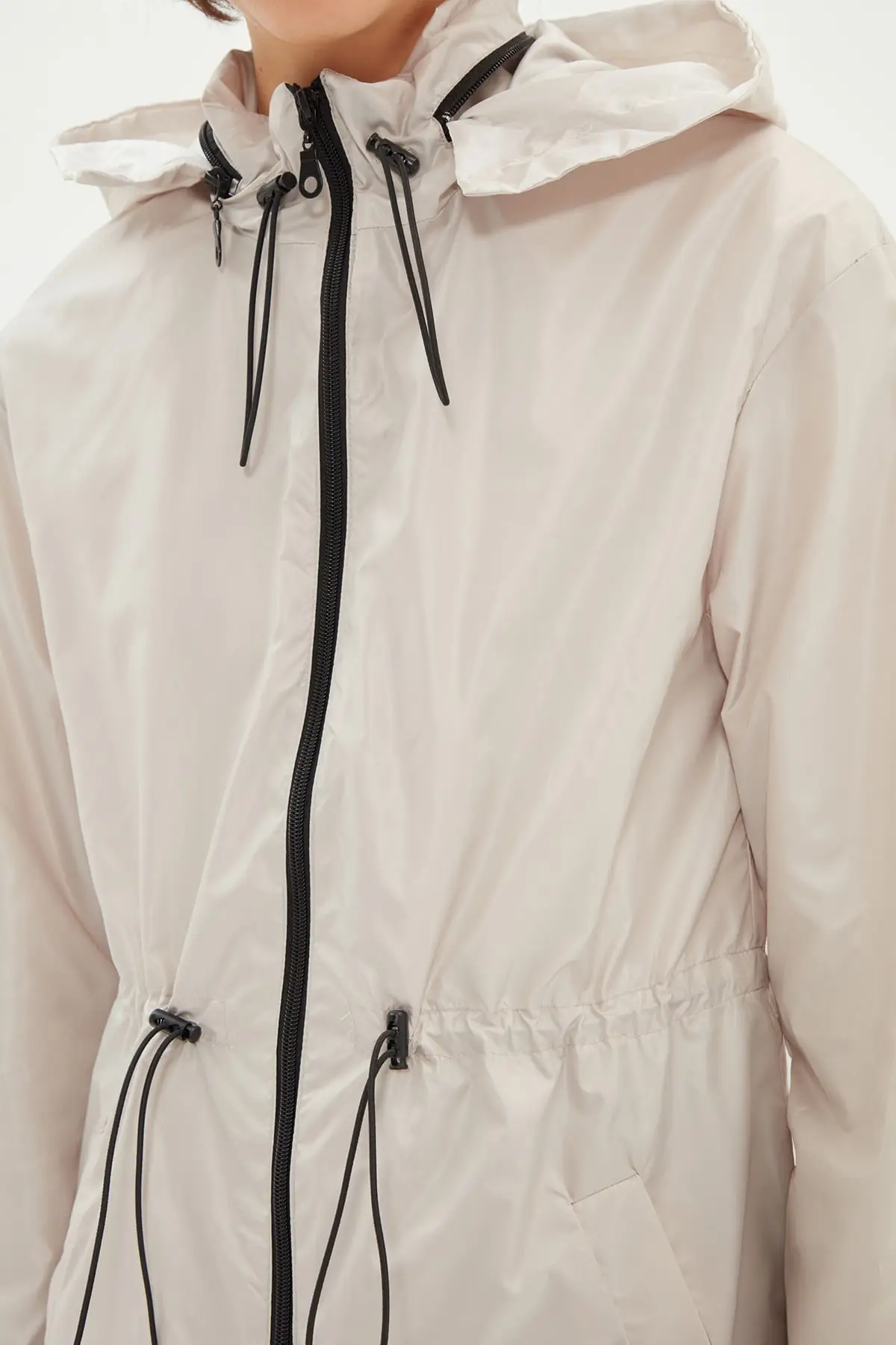 Плиссированная поясная куртка с капюшоном. Высококачественная продукция.