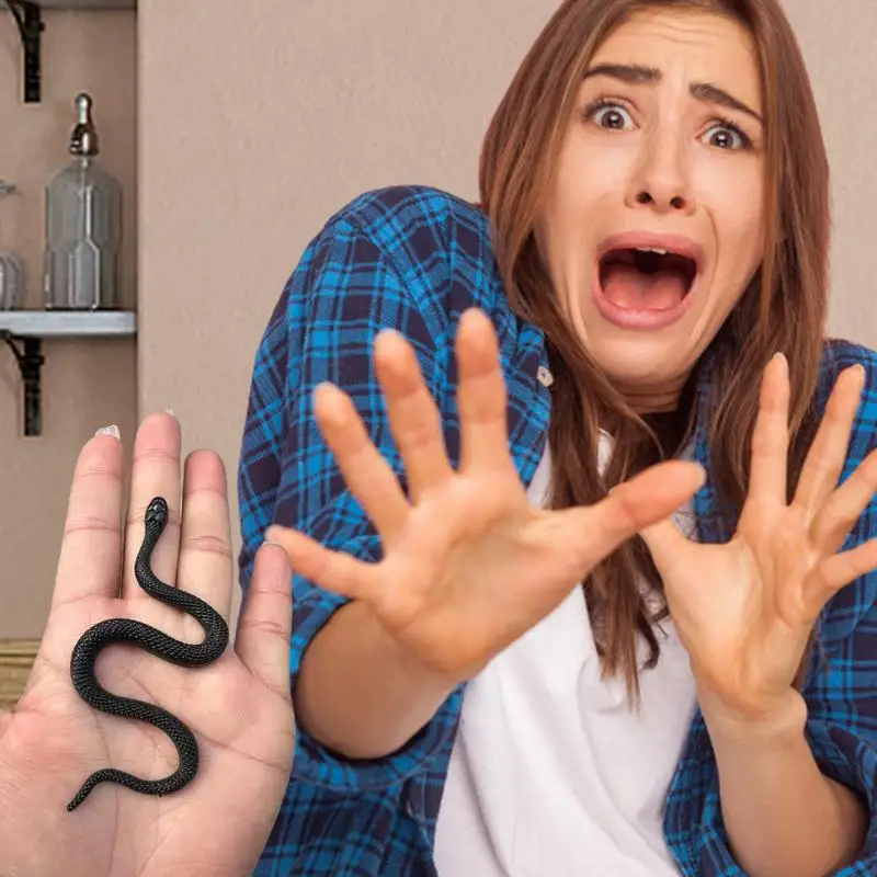 Гибкая черная искусственная резиновая змея на Хэллоуин для розыгрыша