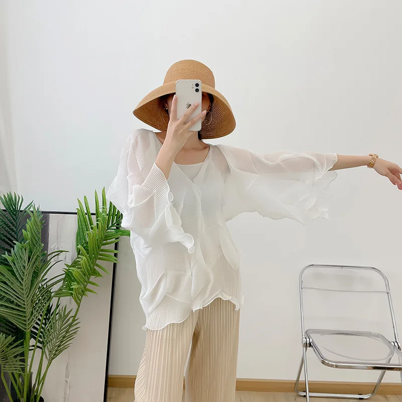 Japanese designer pleated V-neck top summer new white diamond pleated short T-shirt bottoming women's clothing