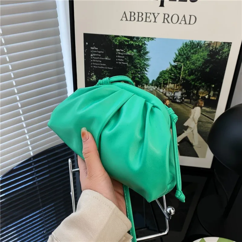 

Маленькая плиссированная сумка через плечо для женщин, миниатюрная дизайнерская сумочка из мягкой искусственной кожи на застежке, мессенджер