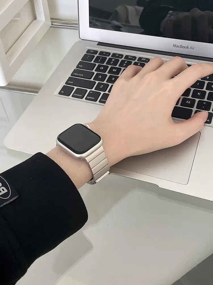 

Suitable for Apple Watch 8 stainless steel magnetic strap s7 Apple Watch iWatch 654 SE men's and women's watch strap