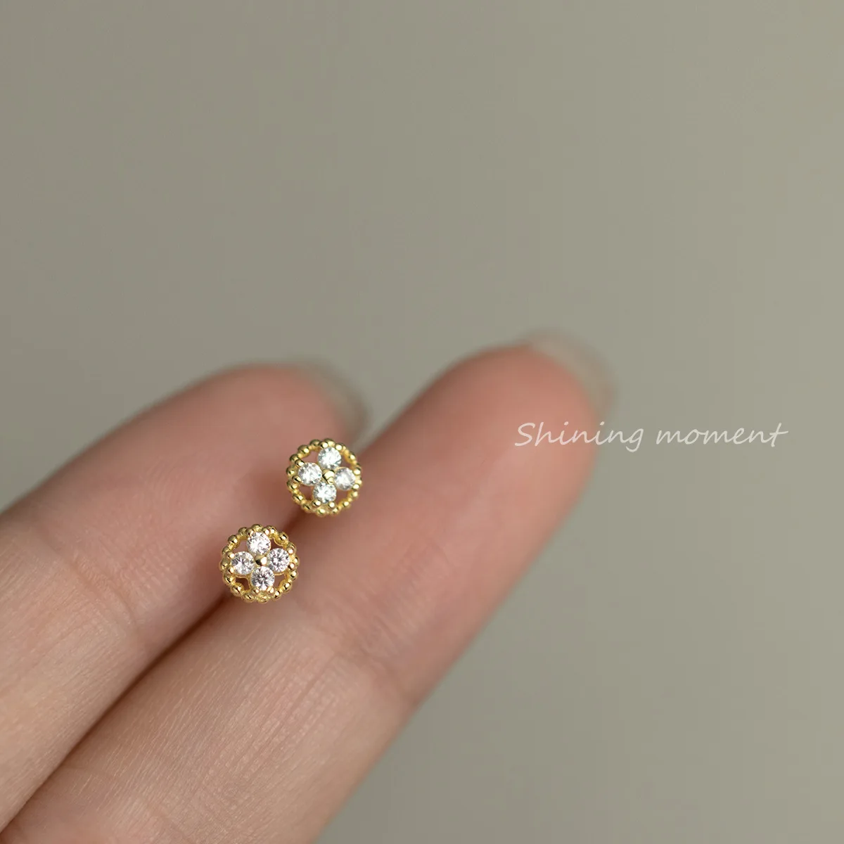 Женские серьги-гвоздики из серебра 925 пробы с цирконами