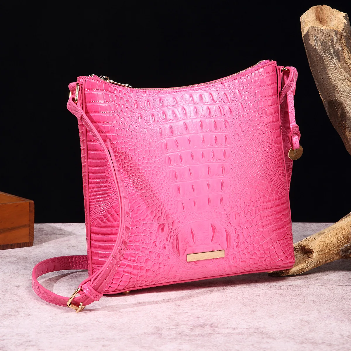 Женская сумка-мешок с крокодиловым узором