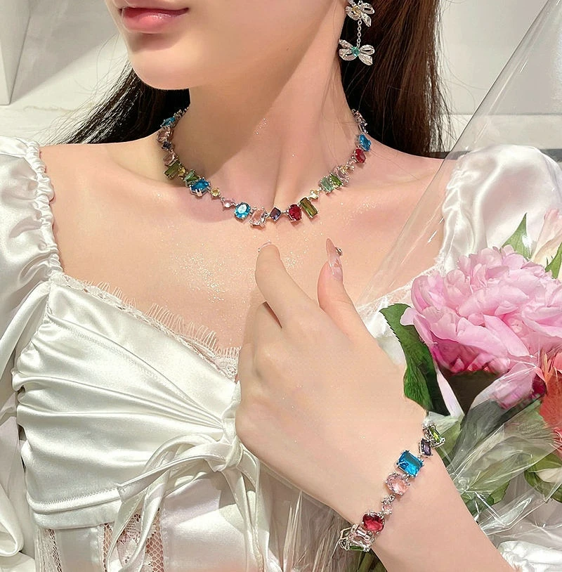 

Цветной яркий цветной комплект из ожерелья и браслета