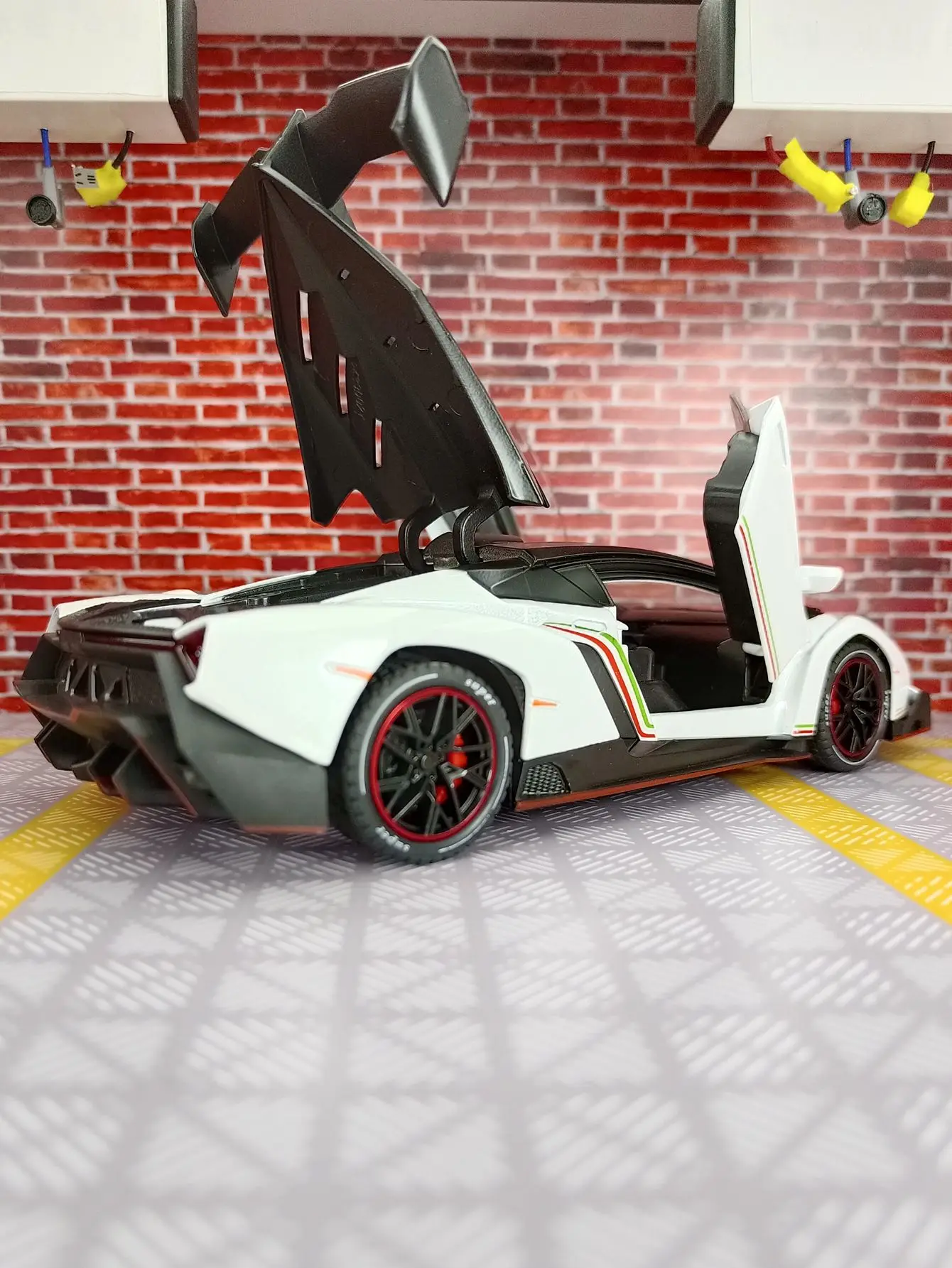Модель автомобиля Lamborghini Veneno в масштабе 1:24, двери, передний капот и крышка багажника также открываются, хорошее качество. (art.: 3920db1bad13b) - 3920db1bad13b
