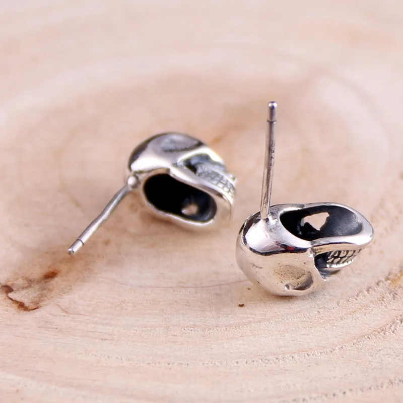 Женские серьги-гвоздики в виде черепа стельтона серебристого цвета