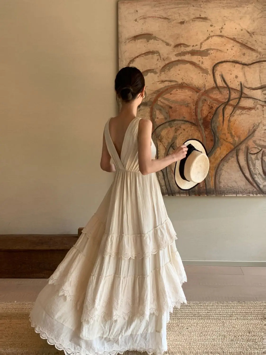 Женское платье с глубоким V-образным вырезом, без рукавов