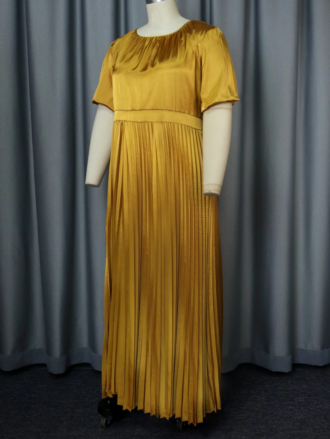 Платье женское Плиссированное ТРАПЕЦИЕВИДНОЕ с круглым вырезом и коротким