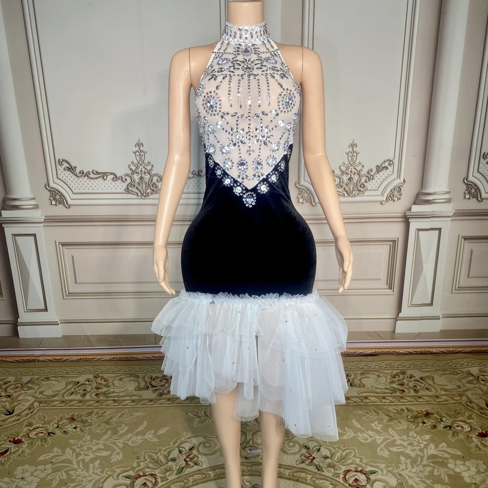 

Элегантный женский костюм для празднования дня рождения