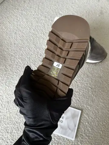 Повседневные зимние кроссовки из натуральной кожи с подкладкой из овечьей овчины.