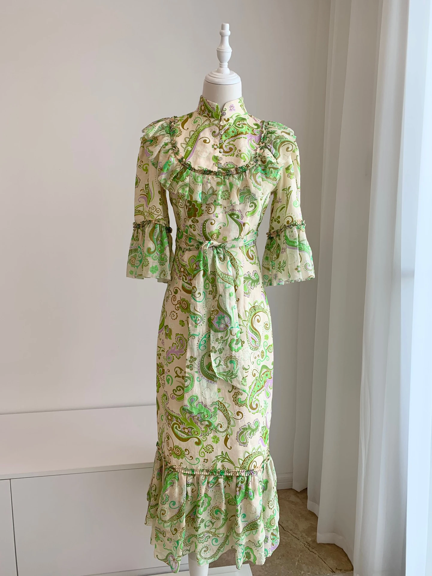 

Женское льняное платье средней длины, с оборками на воротнике и рукавом-лепестком