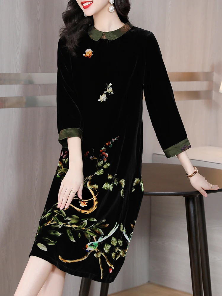 Женское черное бархатное платье средней длины с цветочным принтом и свободной