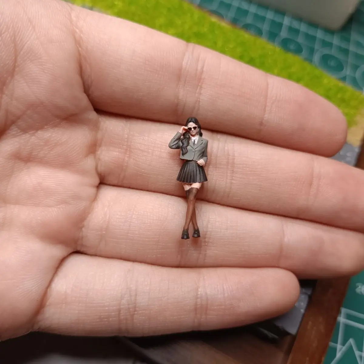 Фото Миниатюрная модель 1:64: Фигурка девочки в чулках для диорамы, реквизит для сцен из смолы №1