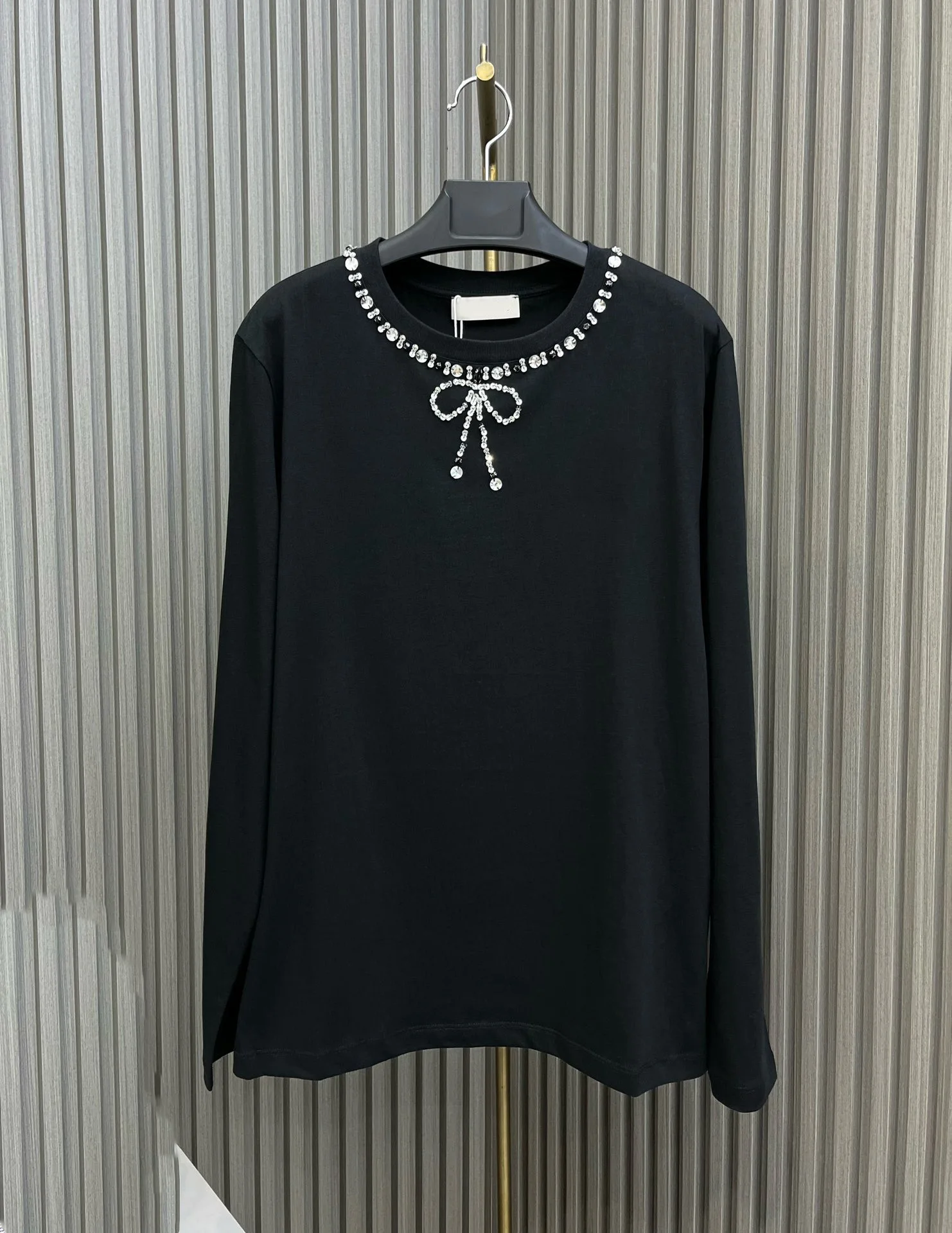 

2023 новый для ранней осени. Топ с длинным рукавом и бусинами, полностью хлопок удобный и дышащий, и он подходит ко всему