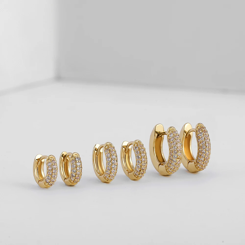 Модные медные серьги-кольца с фианитами золотого цвета маленькие Хрящевые