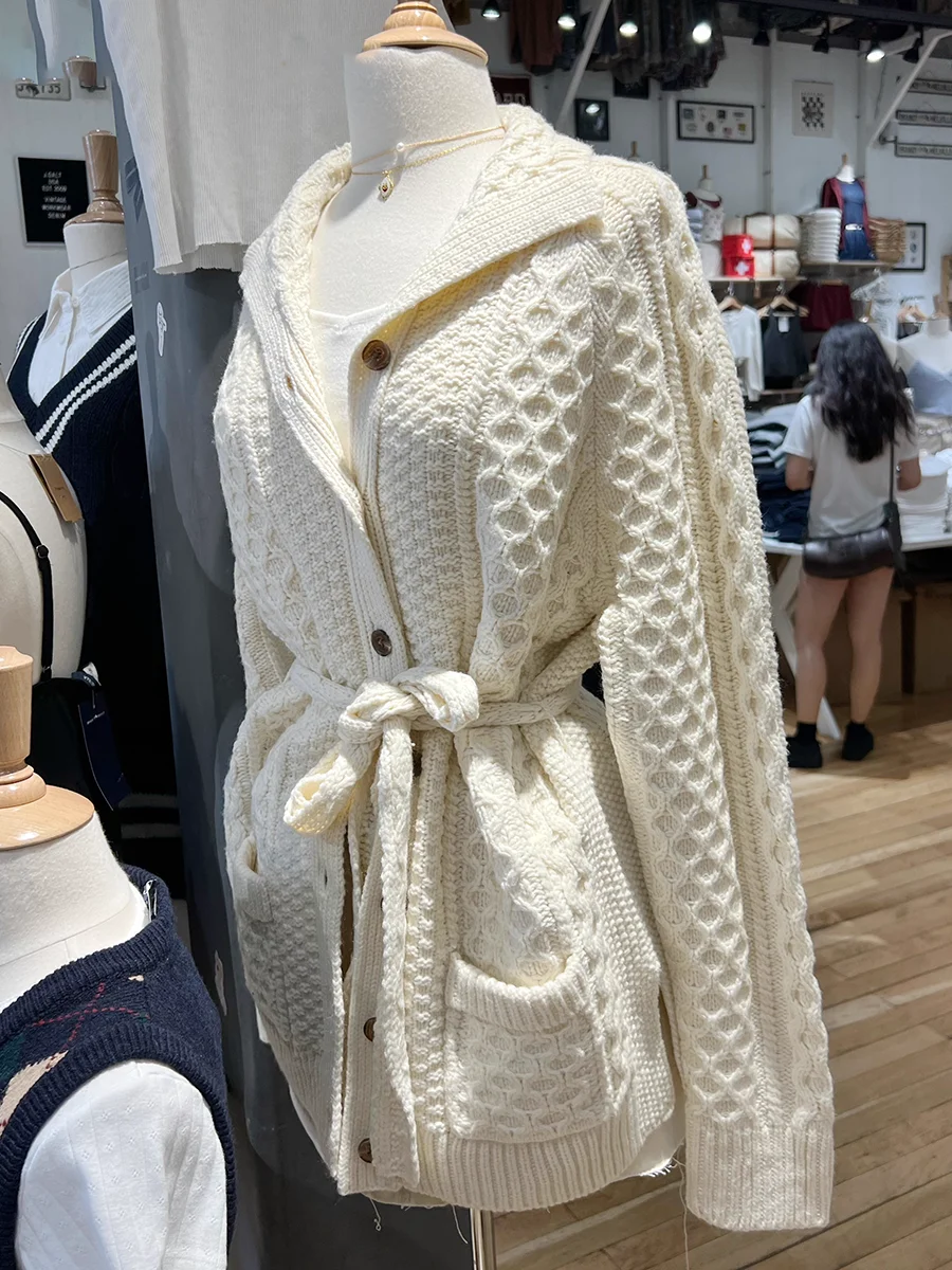 Однотонный длинный кардиган с ромбическими витыми цветами свитер поясом