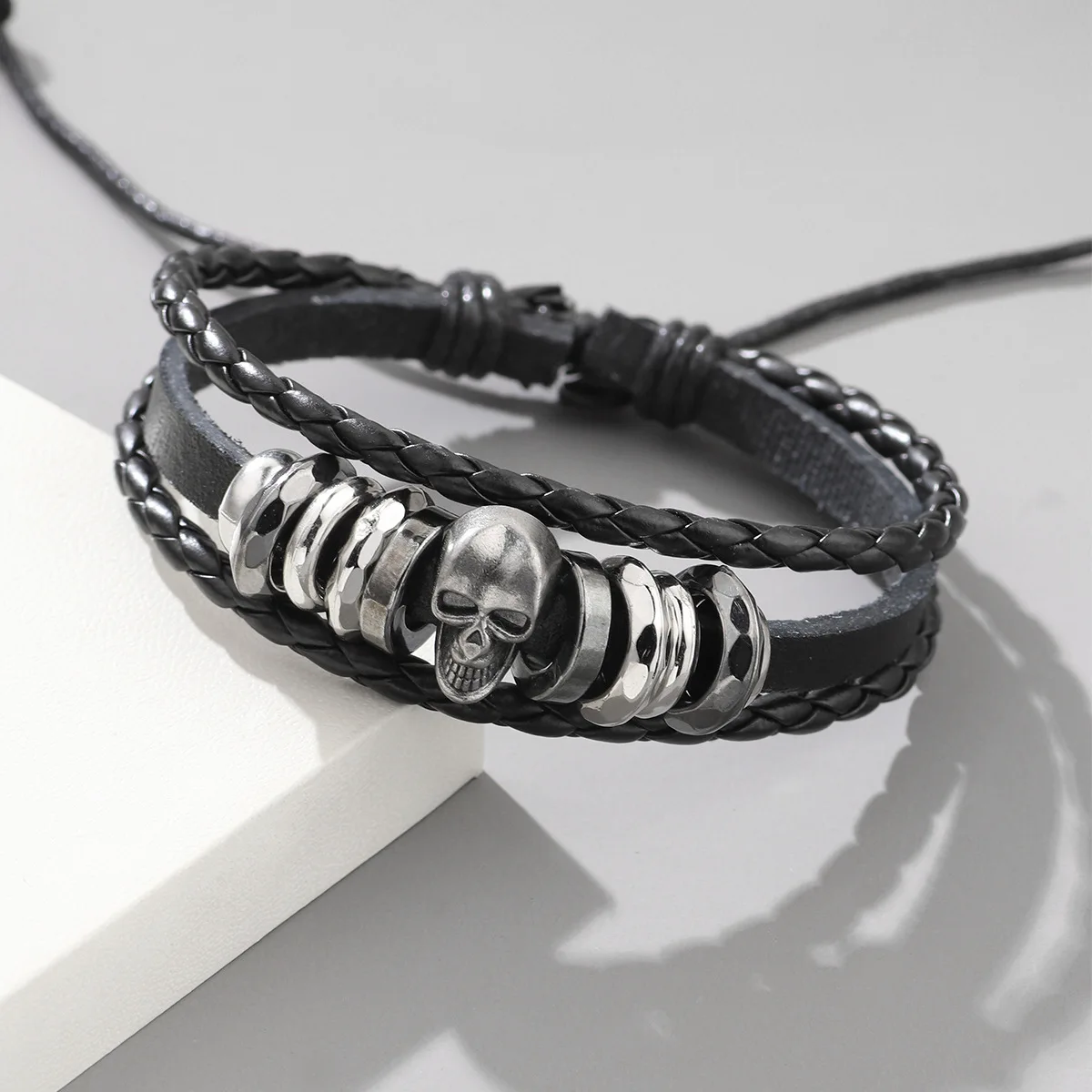 

Hot selling European and American personalized vintage bracelet metal punk skull head men's cowhide bracelet woven PU bracelet