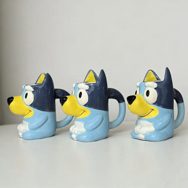 Фото Керамическая кружка Bluey с мультяшным дизайном, кавайная аниме-атрибутика, креативный дизайн с изображением собаки, для кофе, молока, дома, офиса, милая чашка для завтрака, подарки, игрушки №3