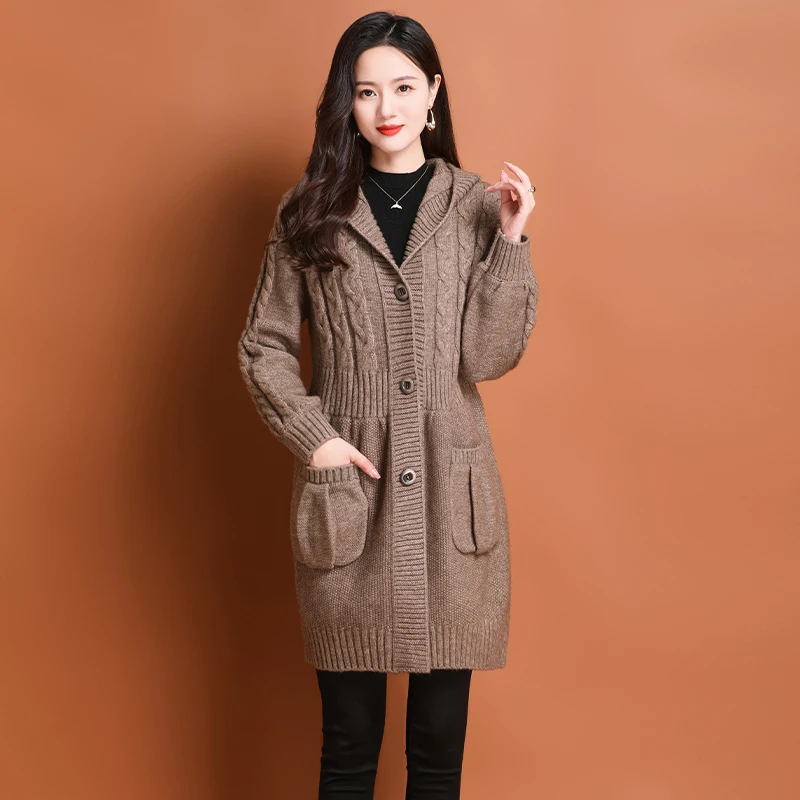 Женский жаккардовый вязаный кардиган темно-серый объемный с капюшоном в стиле