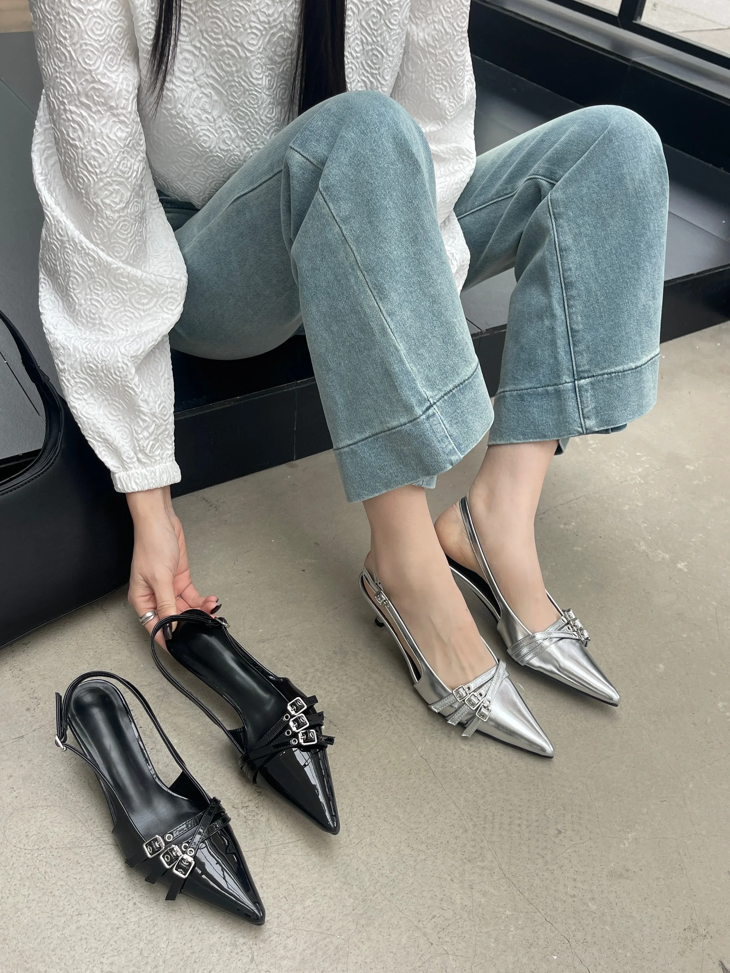 2024 новые модные сандалии с острым носком женская обувь ремешком на спине