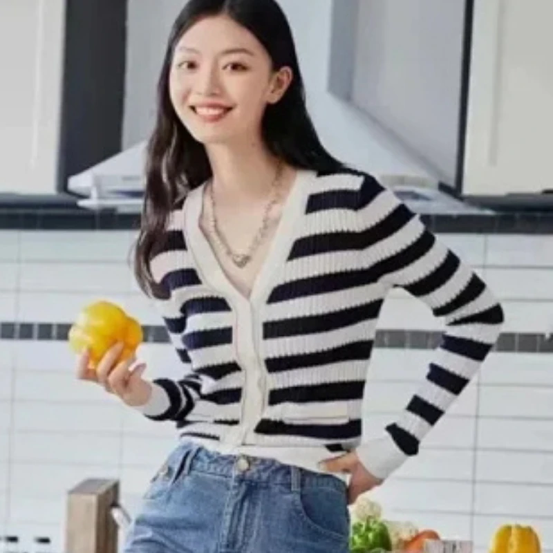

Spring and Summer New Color Contrast Striped V-neck Knitted Cardigan Women