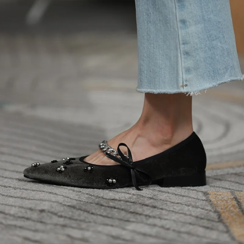 

Женские повседневные туфли на плоской подошве, элегантная бархатная обувь во французском стиле ретро с цепочками, на низком каблуке 2 см, ве...