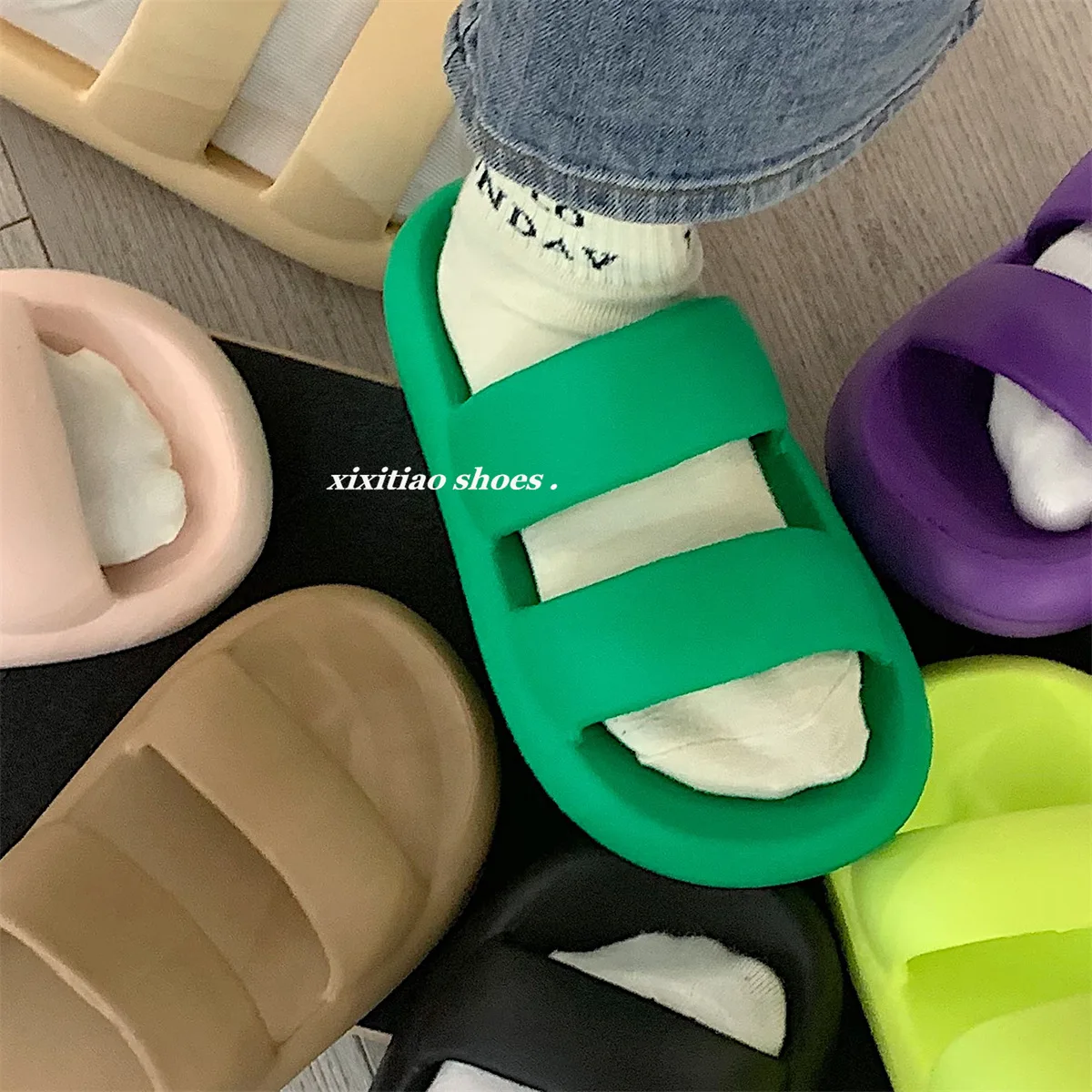 2022 new women's summer sandals and slippers for outside wear couples soft bottom indoor home slippers for men.